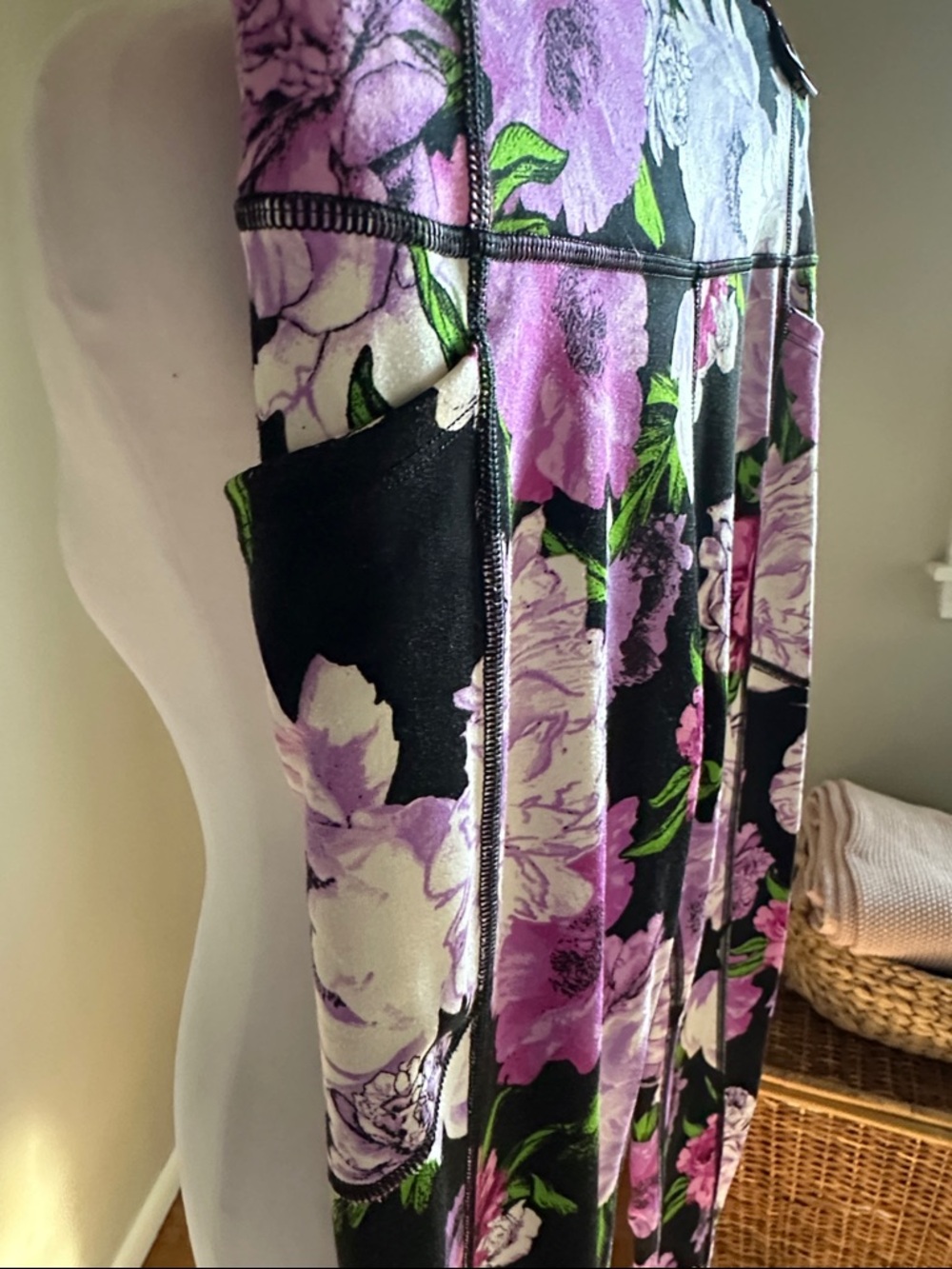 Victoria’s Secret Floral Print Leggings - Black with Purple Floral Pattern, Sz 8 - Picture 2 of 4